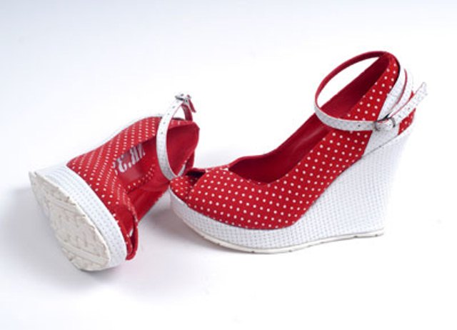 kırmızı dolgu topuk sandalet modeli