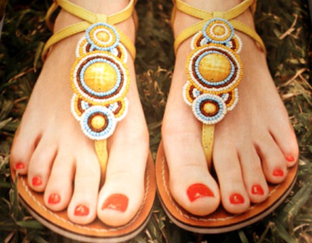 parmak arası sandaletler