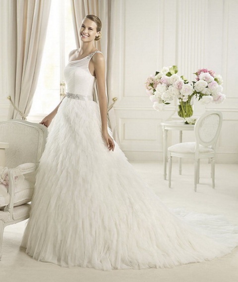 Tek omuz askılı gelinlik modeli