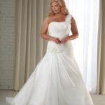 büyük beden tek omuz askılı gelinlik modeli