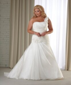 büyük beden tek omuz askılı gelinlik modeli