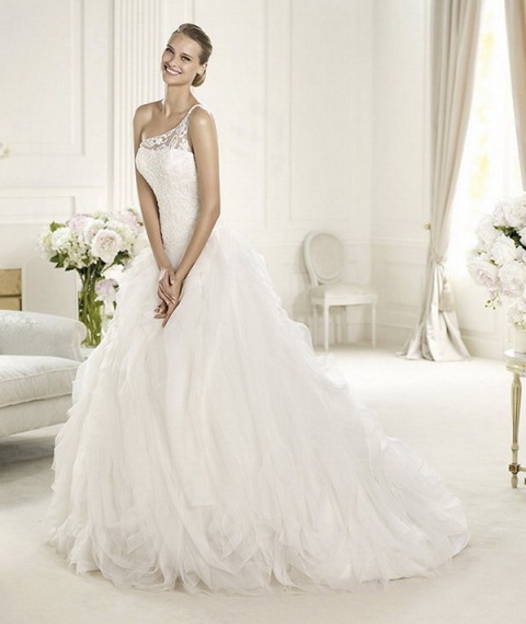 dantel işlemeli tül gelinlik