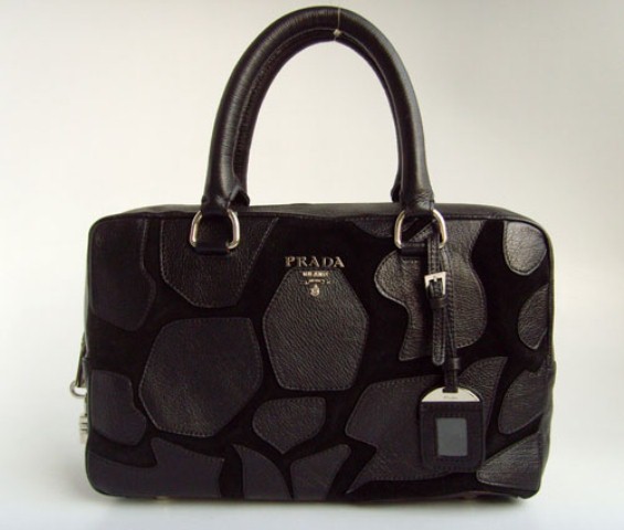 en-sik-siyah-prada-canta-modelleri.jpg