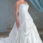 hafif kabarık büyük beden gelinlik modeli