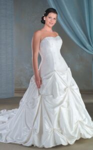 hafif kabarık büyük beden gelinlik modeli