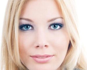 sarı saçlı kadın için makyaj önerileri