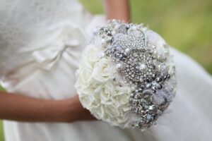 taşlarla süslenmiş yapma gelin çiçekleri