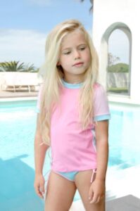 güneşten koruyan yarım kollu kız çocuk mayo modeli