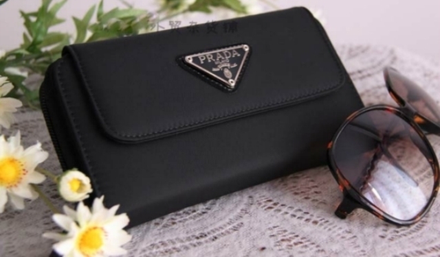 prada cüzdan modeli