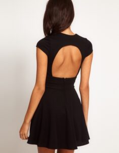 sırt dekolteli siyah elbise