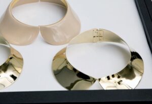 Louis Vuitton metal yaka şeklinde kolyeler