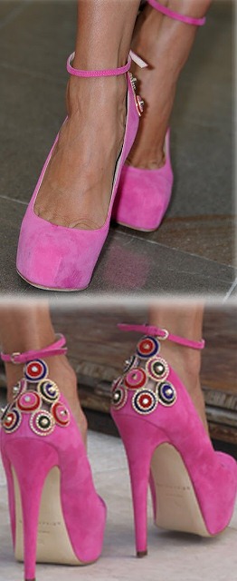 beyaz elbise altına pembe ayakkabı