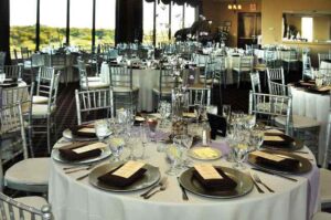 beyaz siyah düğün masaları