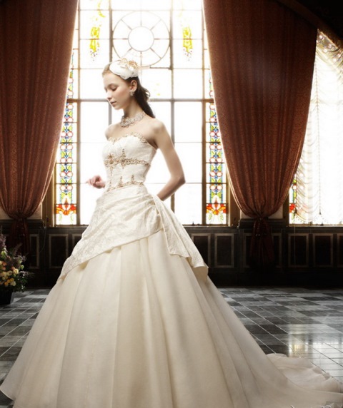 en gösterişli gelinlikler