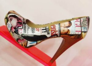 gazete desenli ayakkabı