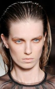 ıslak görünümlü saçlar