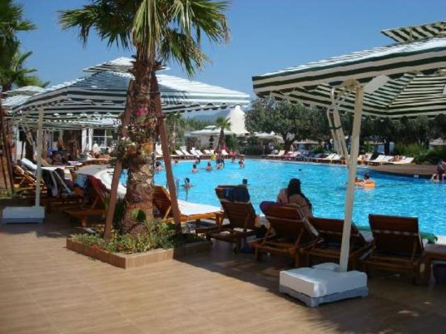 latanya beach resort havuzu