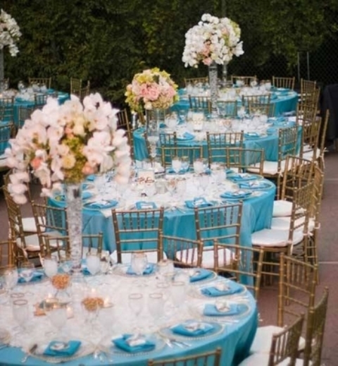 mavi beyaz düğün masaları