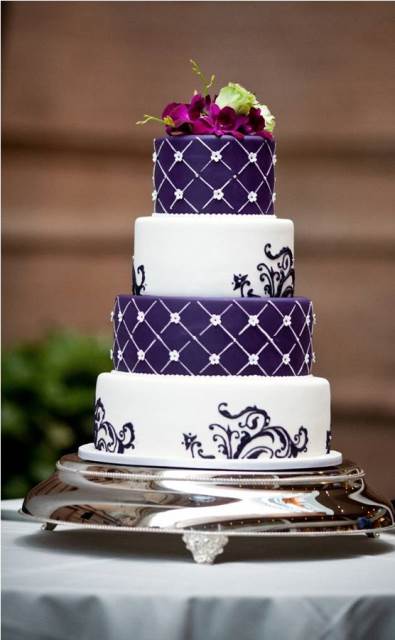 mor beyaz düğün pastası