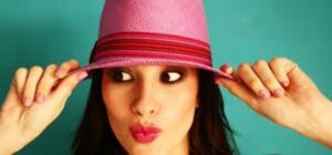 oval yüzler için şapka önerisi