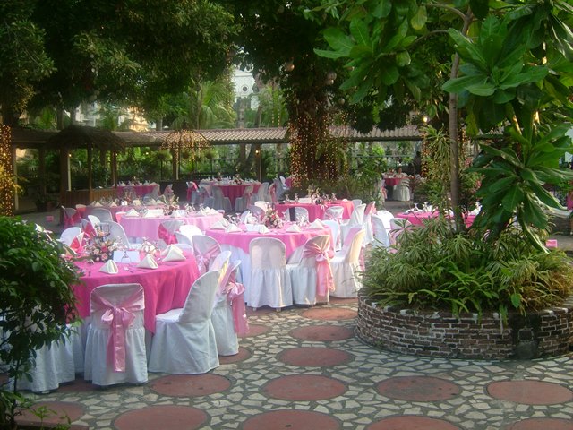 pembe beyaz düğün masaları