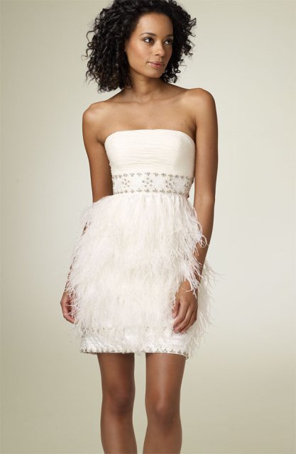 tüylü beyaz abiye elbise