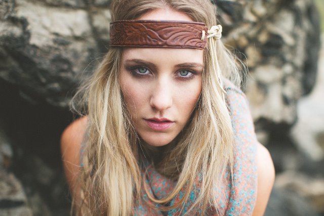 deri görünümlü saç bandı