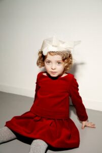 kırmızı kadife kız çocuk elbise modeli