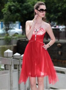 kırmızı tüllü kadife elbise