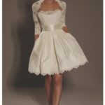 kolları dantel kısa gelinlik modeli