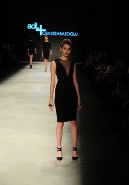 siyah tül detaylı abiye elbise