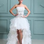 üzeri işlemeli kısa gelinlik