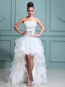 üzeri işlemeli kısa gelinlik