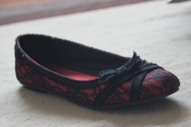 2014 ilkbahar yaz ayakkabı modası - kırmızı siyah dantel babet modeli