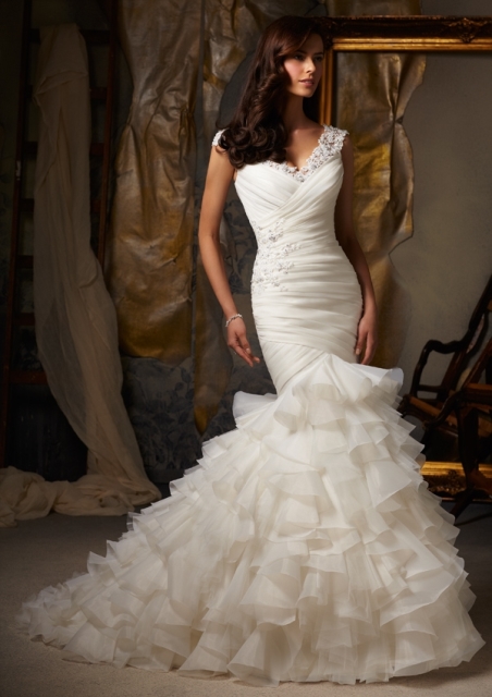 dar kesim etek kısmı fırfırlı gelinlik modeli