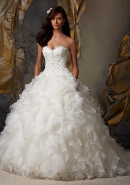 kabarık fırfırlı gelinlik modeli