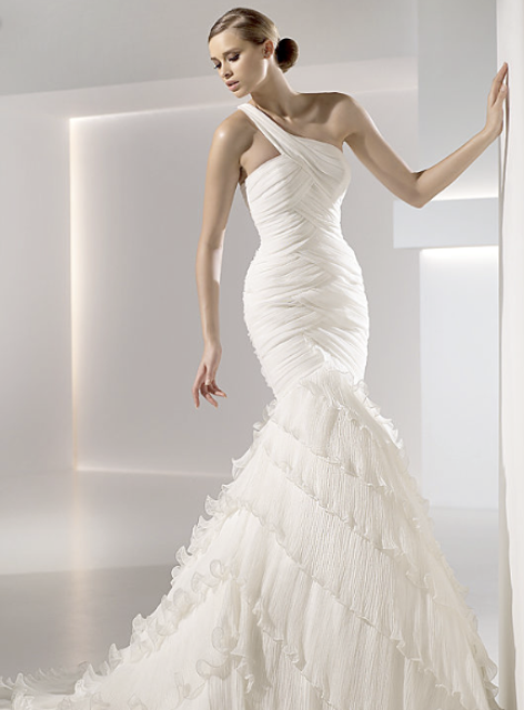 tek askılı fırfırlı gelinlik modeli