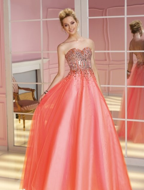 mercan rengi straplez gece elbisesi