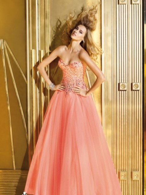 straplez kabarık gece elbisesi