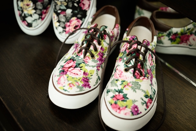 çiçekli spor ayakkabı trendi