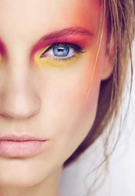 renkli göz makyajı