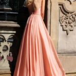 sırt dekolteli uzun abiye elbise modeli