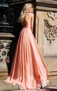 sırt dekolteli uzun abiye elbise modeli