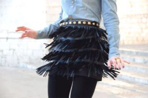 püsküllü siyah kısa etek