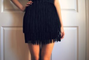 siyah kısa püsküllü etek modeli