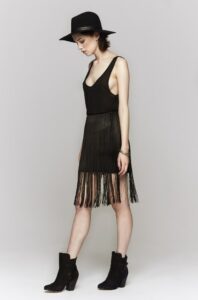 siyah püsküllü etek modeli