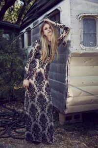 ten rengi üzerine siyah dantelli elbise