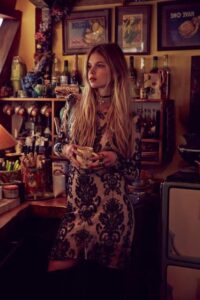 uzun kollu dantel elbise