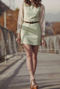 kolları uzun elbise modeli