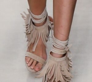 2016 ilkbahar yaz ayakkbı modelleri - püsküllü sandalet modeli